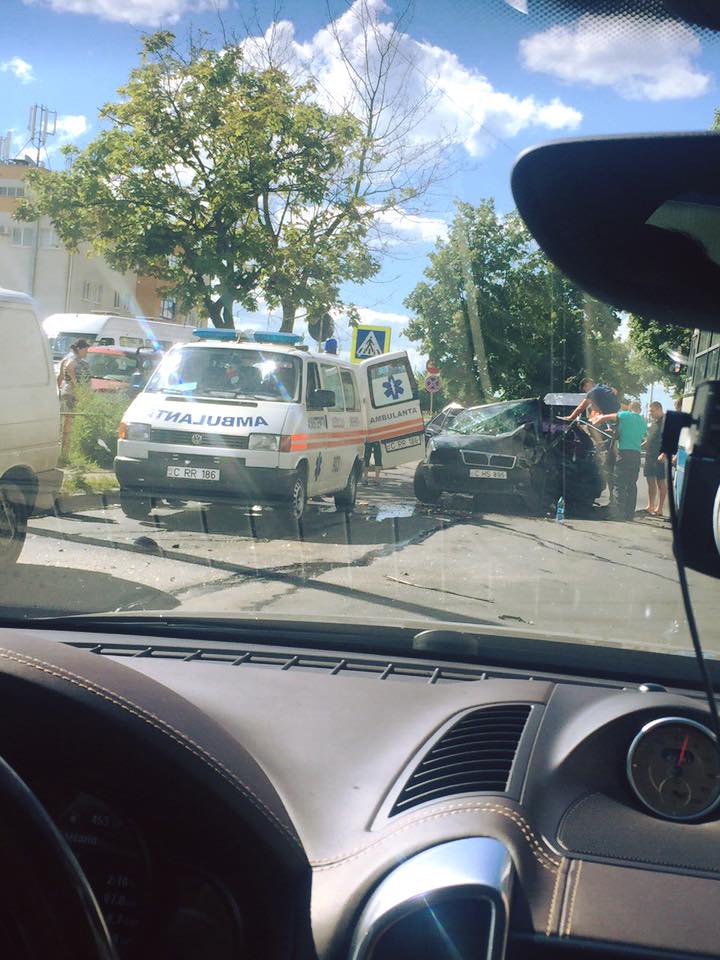 Grav accident pe strada Grenoble. O mașină a fost făcută zob