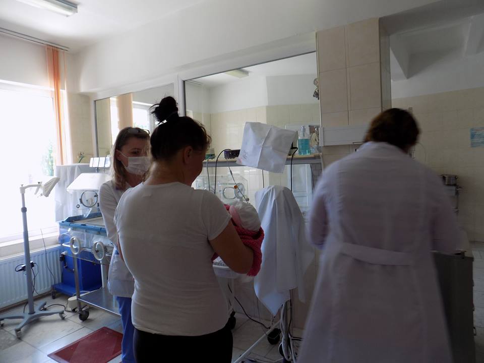 Fetița abandonată în tomberon a fost vizitată de mamă și bunică