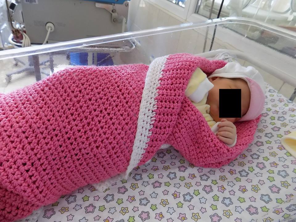 Fetița abandonată în tomberon a fost vizitată de mamă și bunică