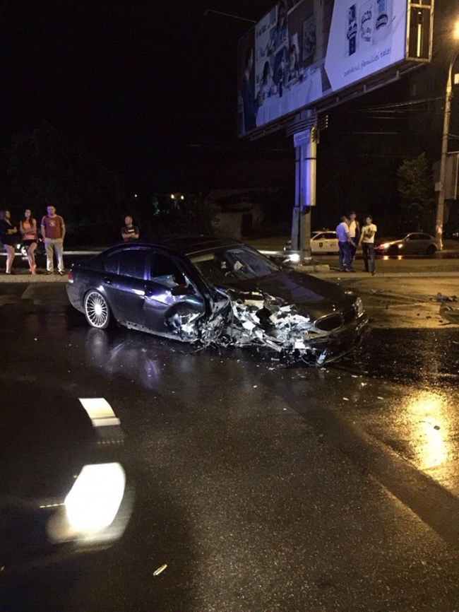 Accident grav pe viaduct. Un BMW s-a făcut zob după ce s-a izbit într-un panou publicitar