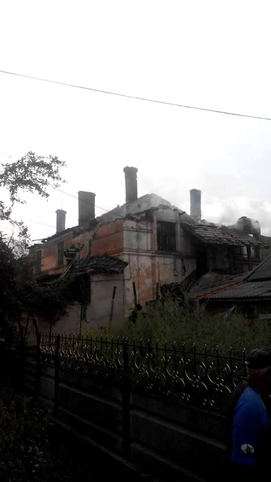 Incendiu devastator în orașul Basarabeasca. Acoperișul unui bloc de locuit cu două etaje a fost cuprins de flăcări