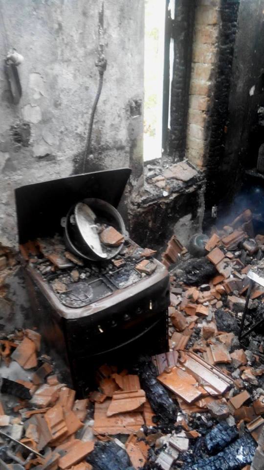 Incendiu devastator în orașul Basarabeasca. Acoperișul unui bloc de locuit cu două etaje a fost cuprins de flăcări