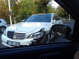 Accident pe bulevardul Ștefan cel Mare. Un motociclist a fost aruncat la câțiva metri