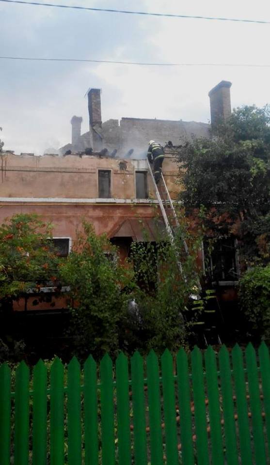 Incendiu devastator în orașul Basarabeasca. Acoperișul unui bloc de locuit cu două etaje a fost cuprins de flăcări