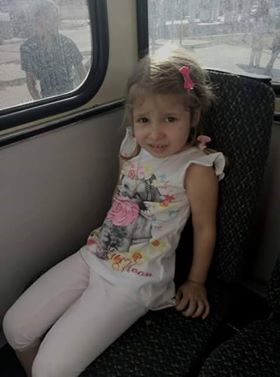 O fetiță s-a pierdut în troleibuzul 21. Dacă o cunoști anunță autoritățile
