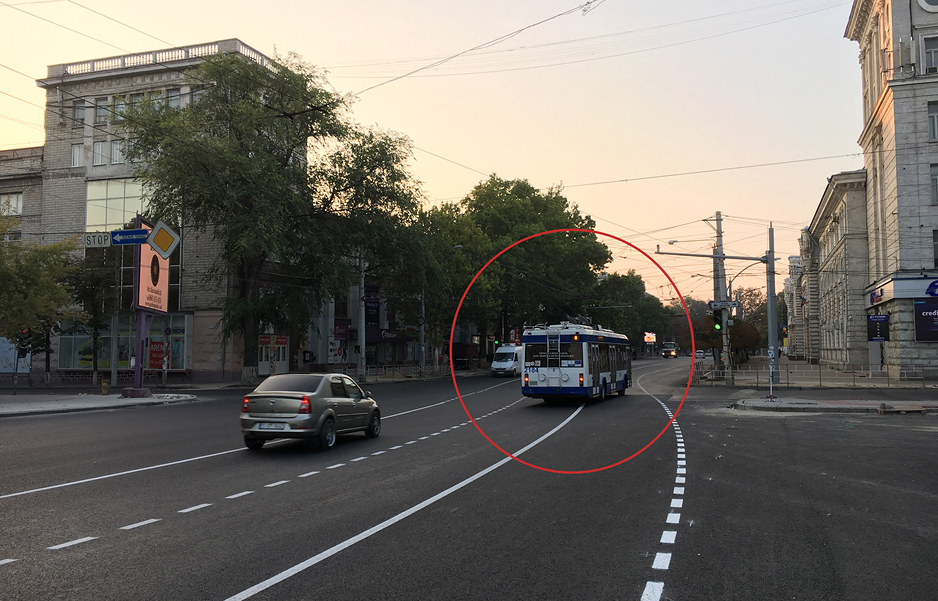 Marcaj curbat "ciudat" pe bulevardul Șefan cel Mare din capitală