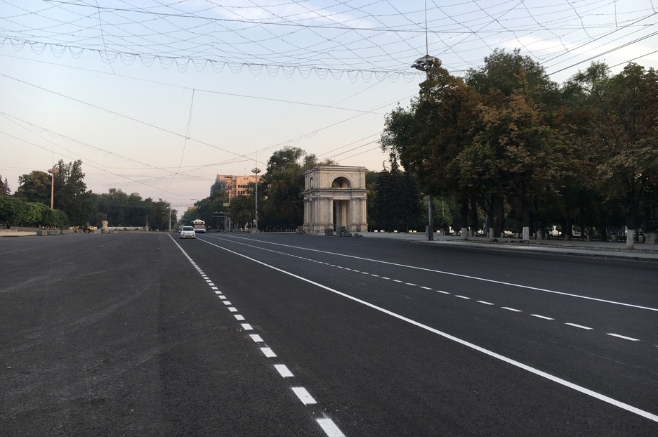 Marcaj curbat "ciudat" pe bulevardul Șefan cel Mare din capitală