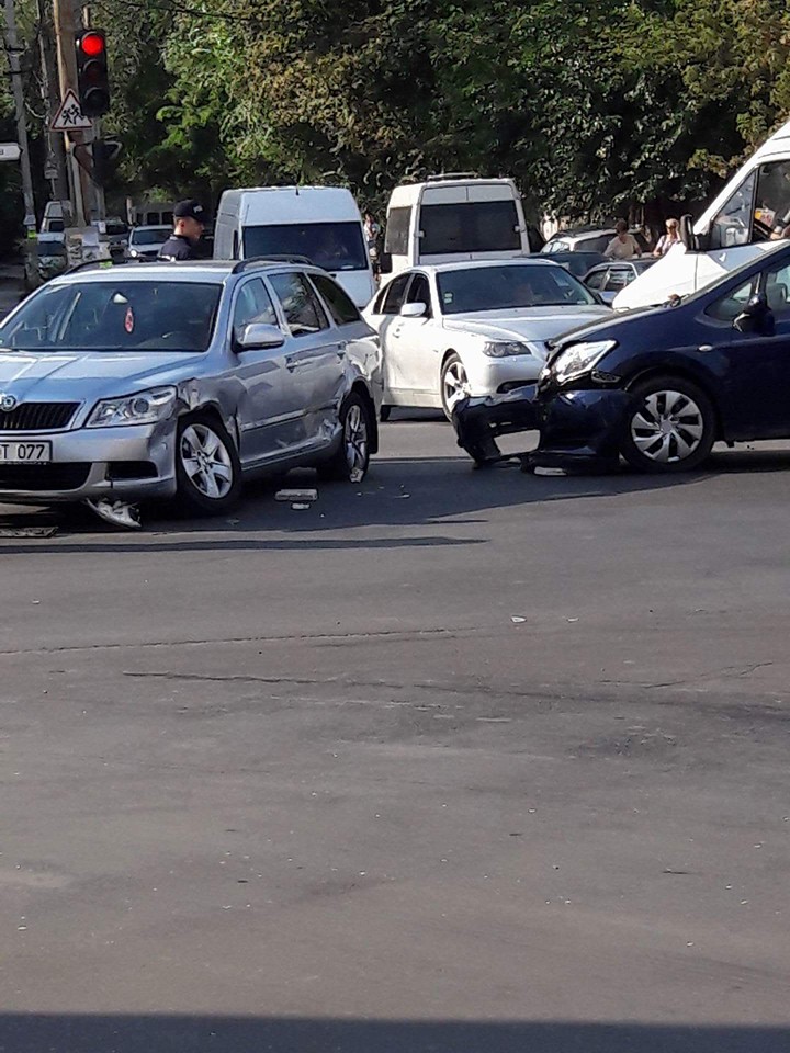 Accident pe strada Ismail din capitală. Două automobile s-au ciocnit violent