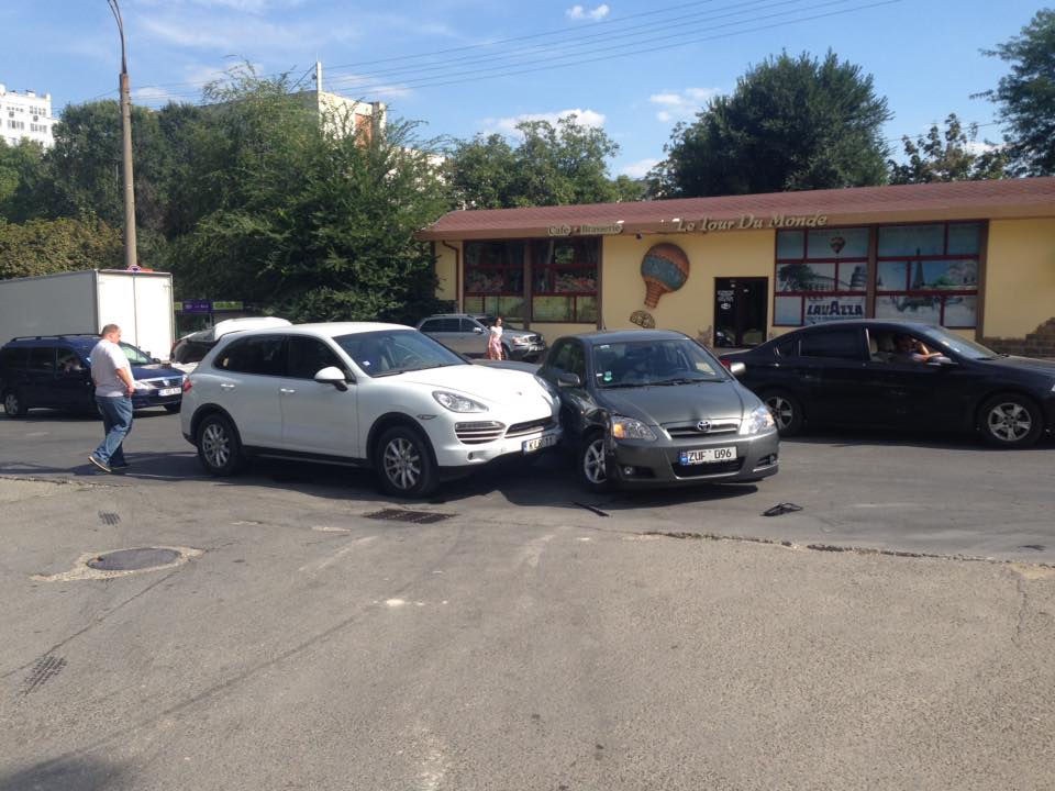 Accident în sectorul Botanica, cu implicarea unei mașini Porsche