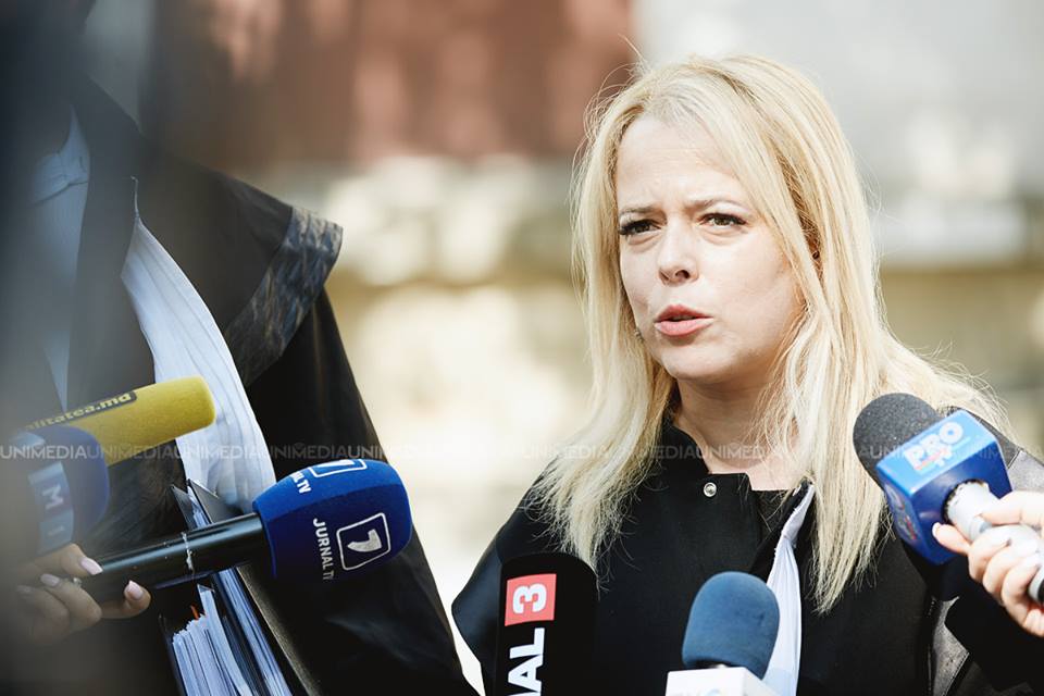 Cazul Victoriei Pruteanu, examinat Curtea de Apel Chișinău. Mai multe persoane au venit să o susțină pe femeie