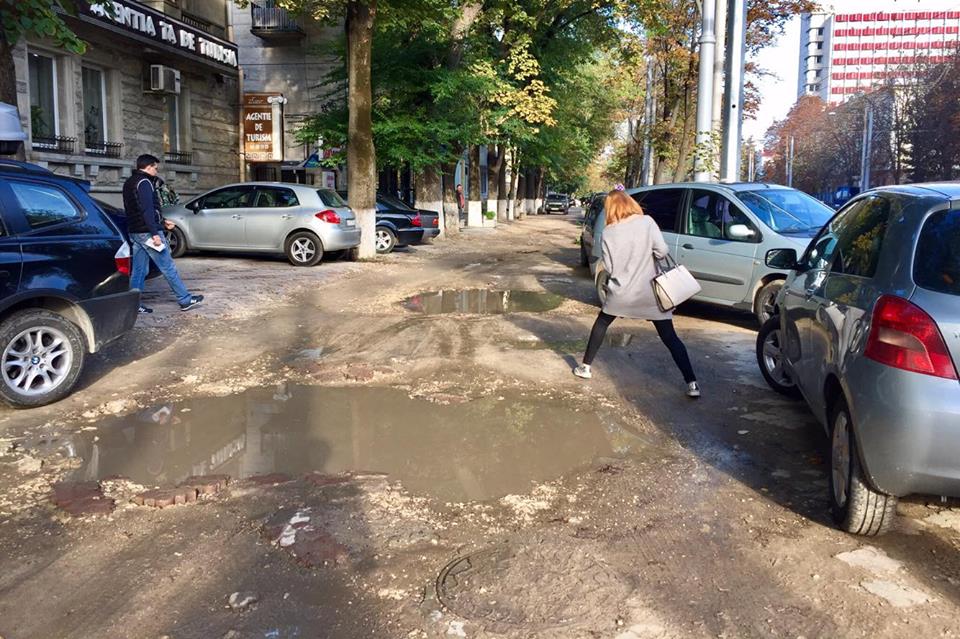O mașină a rămas cu roata blocată din cauza unei guri de canalizare neacoperite. S-a întâmplat pe bd. Ștefan cel Mare