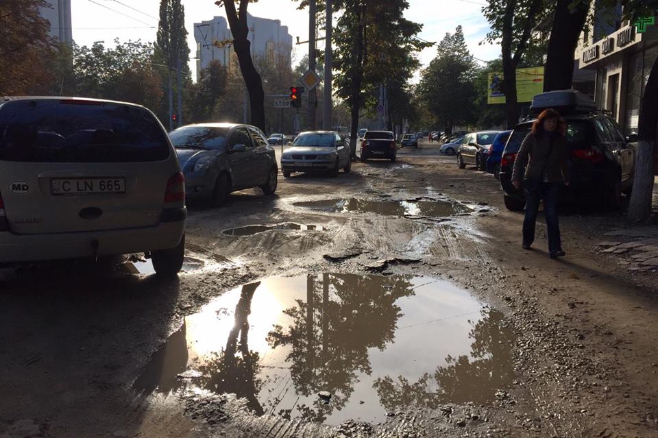 O mașină a rămas cu roata blocată din cauza unei guri de canalizare neacoperite. S-a întâmplat pe bd. Ștefan cel Mare