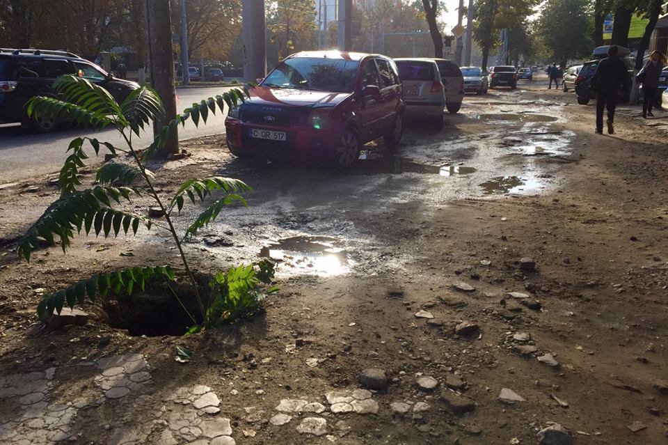 O mașină a rămas cu roata blocată din cauza unei guri de canalizare neacoperite. S-a întâmplat pe bd. Ștefan cel Mare