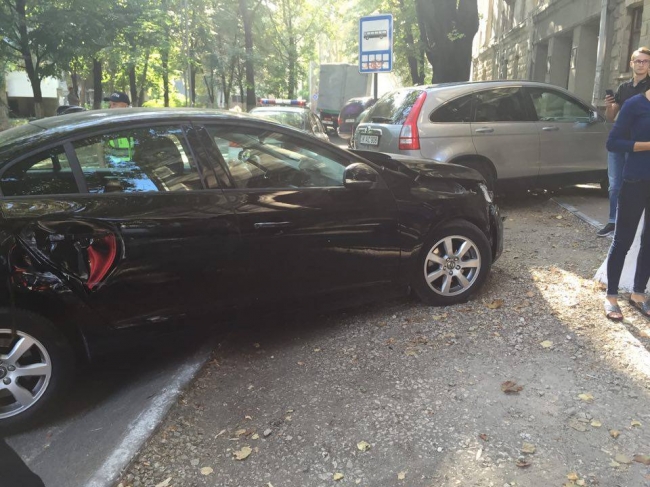 Un microbuz de linie, cu 14 pasageri la bord, s-a ciocnit de un automobil. O persoană a avut nevoie de ajutor medical