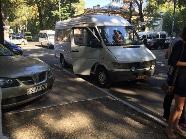 Un microbuz de linie, cu 14 pasageri la bord, s-a ciocnit de un automobil. O persoană a avut nevoie de ajutor medical