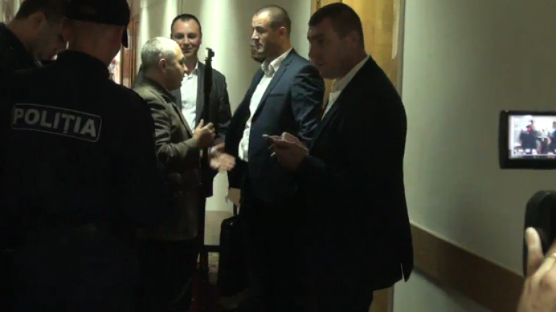 Bodyguarzii lui Șor fac legea la Judecătoria Buiucani