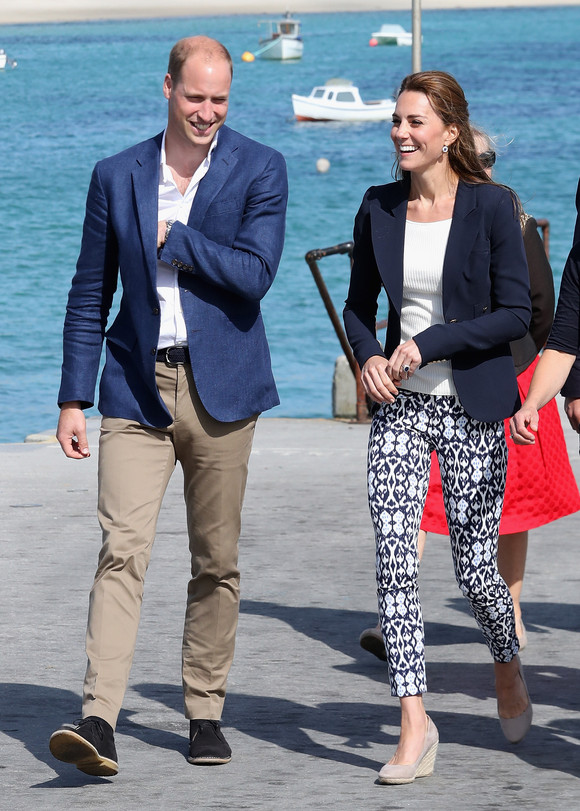 Kate Middleton a făcut senzație cu o pereche de pantaloni de 30 de euro