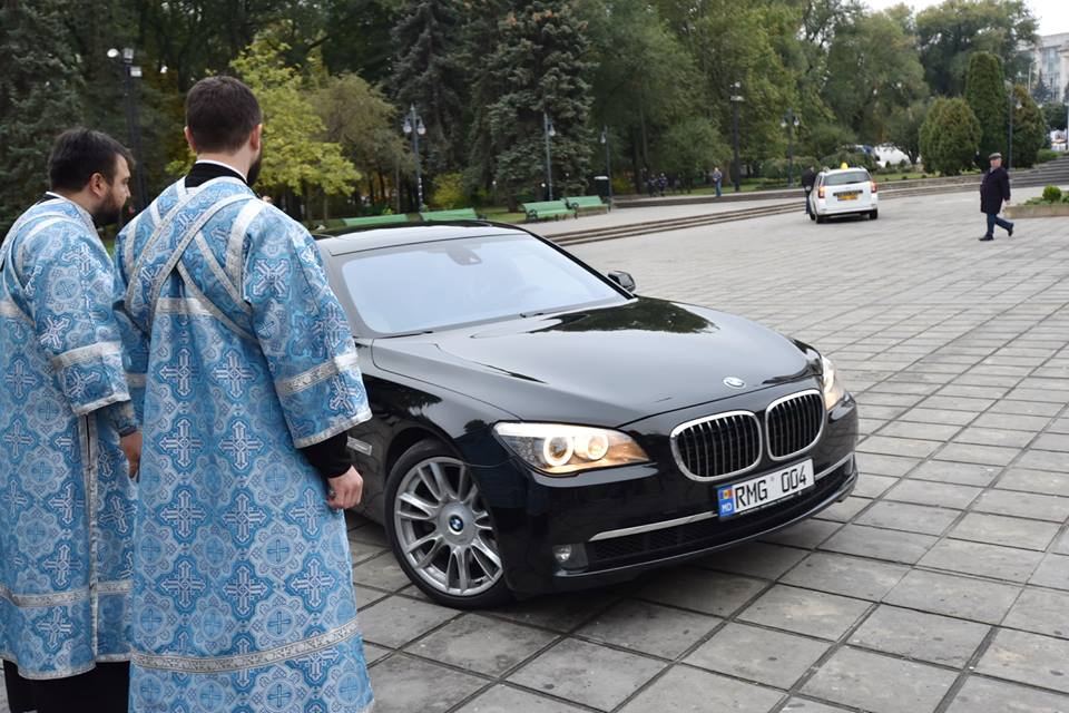 BMW-ul Mitropolitului Vladimir, parcat în fața Catedralei: „Săraca țară bogată