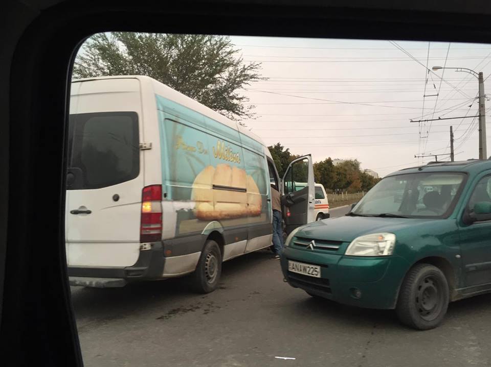 Accident în capitală cu implicarea unui microbuz de rută Chișinău- Tiraspol. Două ambulanțe la fața locului