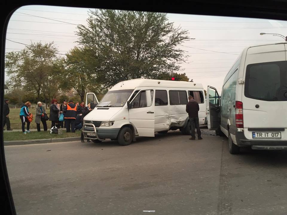 Accident în capitală cu implicarea unui microbuz de rută Chișinău- Tiraspol. Două ambulanțe la fața locului