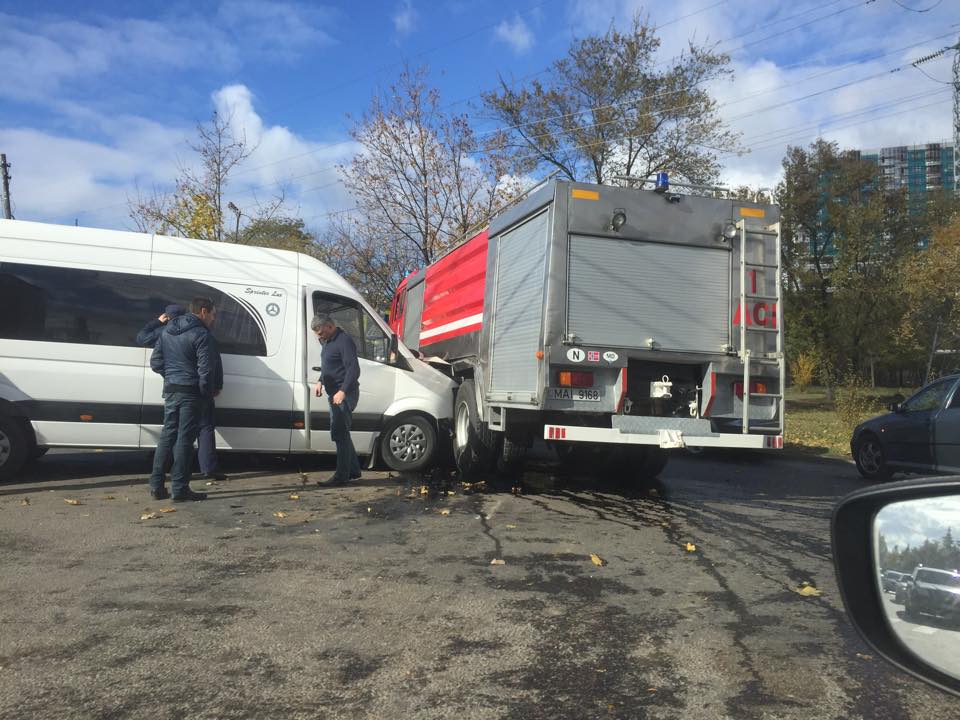 Un microbuz de linie a intrat violent într-o maşină de pompieri; Şase persoane, transportate la spital