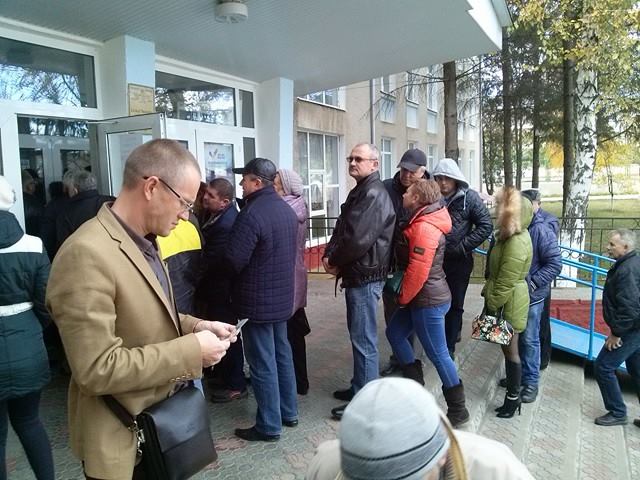 Alegătorii din stânga Nistrului fac coadă la secția de votare