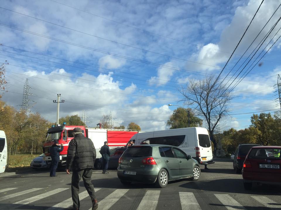 Un microbuz de linie a intrat violent într-o maşină de pompieri; Şase persoane, transportate la spital