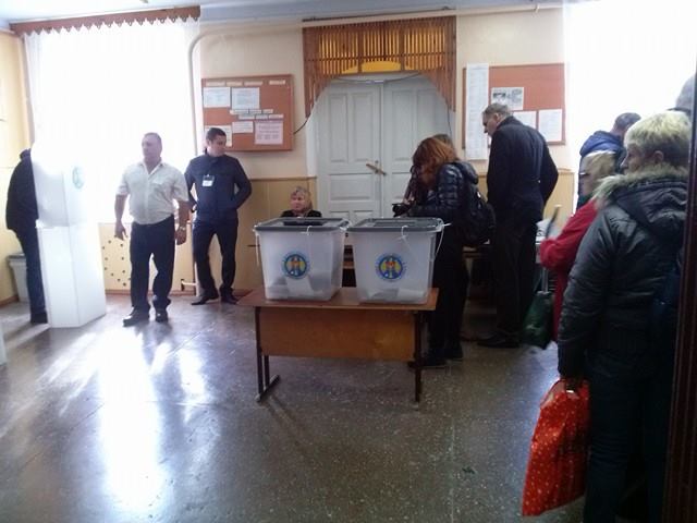 Alegătorii din stânga Nistrului fac coadă la secția de votare