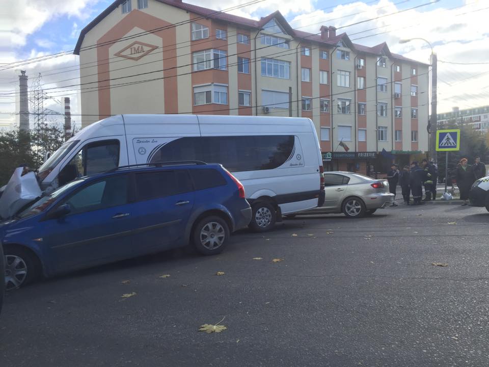 Un microbuz de linie a intrat violent într-o maşină de pompieri; Şase persoane, transportate la spital