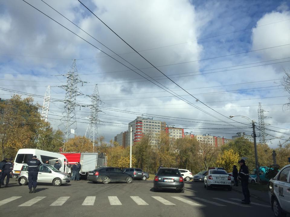 Un microbuz de linie a intrat violent într-o maşină de pompieri; Şase persoane, transportate la spital
