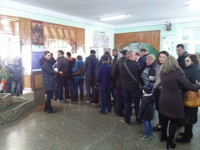 Alegătorii din stânga Nistrului fac coadă la secția de votare