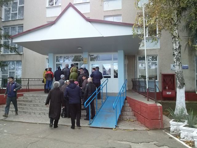 Alegătorii din stânga Nistrului fac coadă la secția de votare