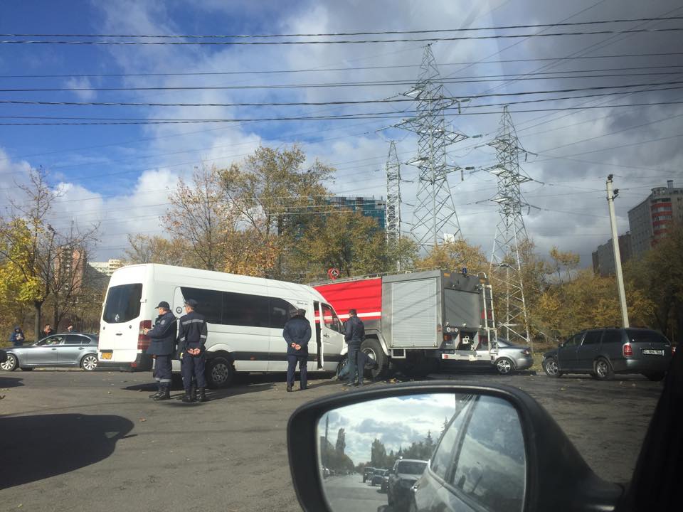 Un microbuz de linie a intrat violent într-o maşină de pompieri; Şase persoane, transportate la spital