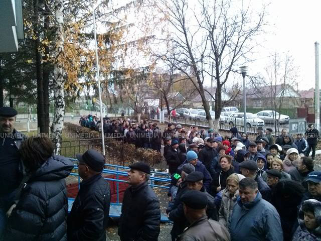 La secțiile de votare din Varniţa s-au format cozi de sute de persoane