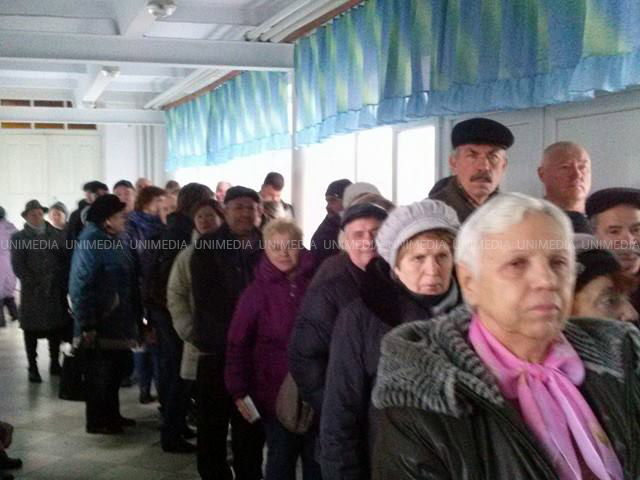 La secțiile de votare din Varniţa s-au format cozi de sute de persoane