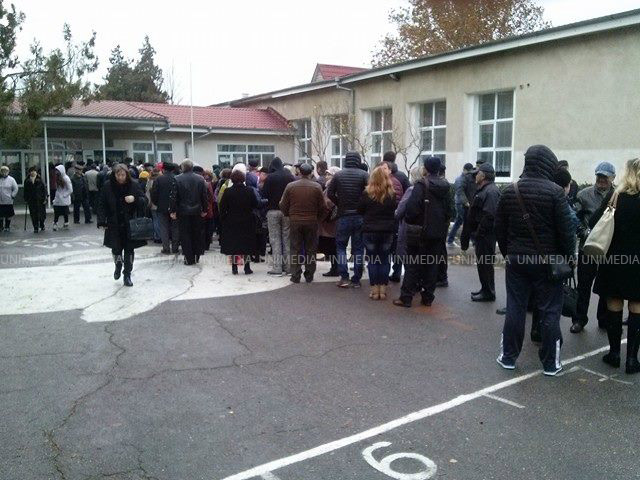 La secțiile de votare din Varniţa s-au format cozi de sute de persoane
