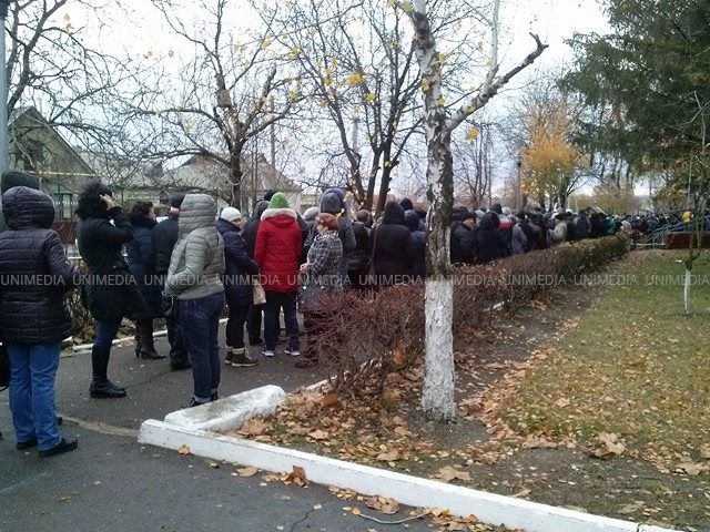 La secțiile de votare din Varniţa s-au format cozi de sute de persoane