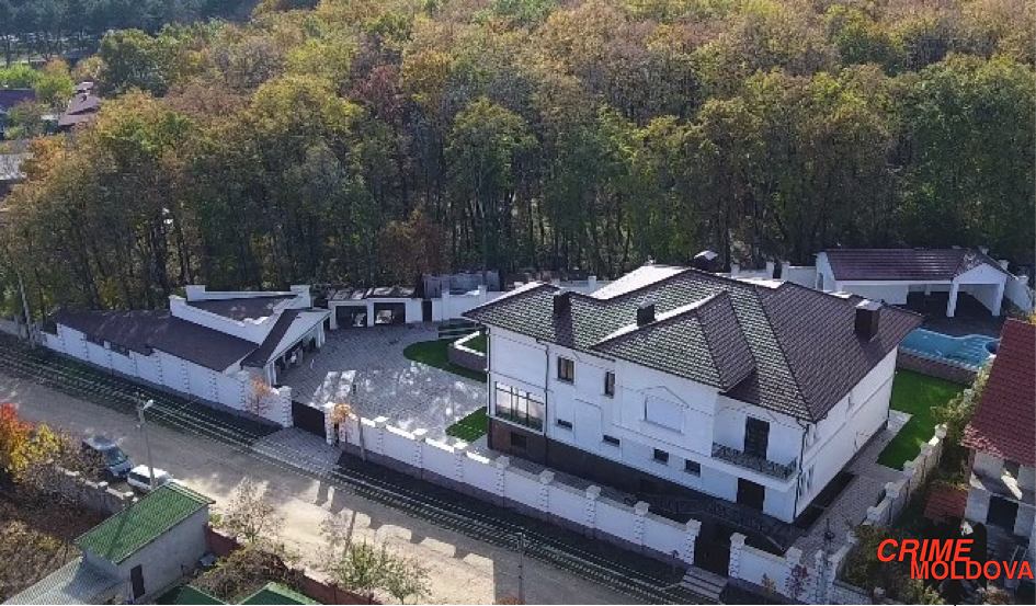 „Dumbrava minunată” la Trușeni. Luxul în care locuiesc procurori, poliţişti, guvernanţi şi un viceprimar învinuit de corupţie