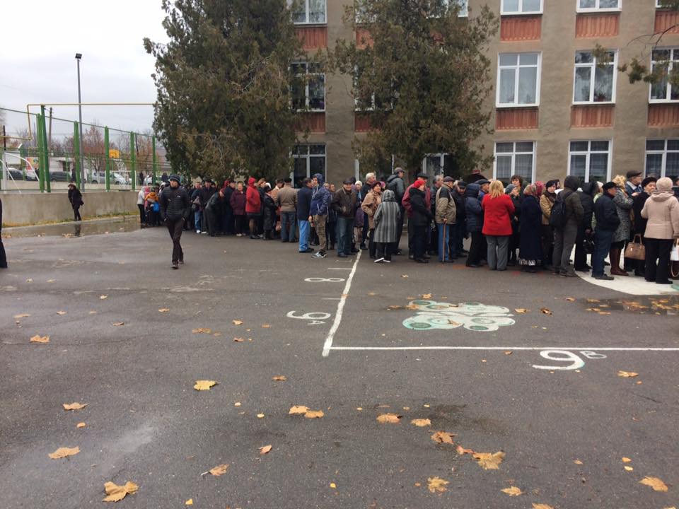 La secțiile de votare din Varniţa s-au format cozi de sute de persoane