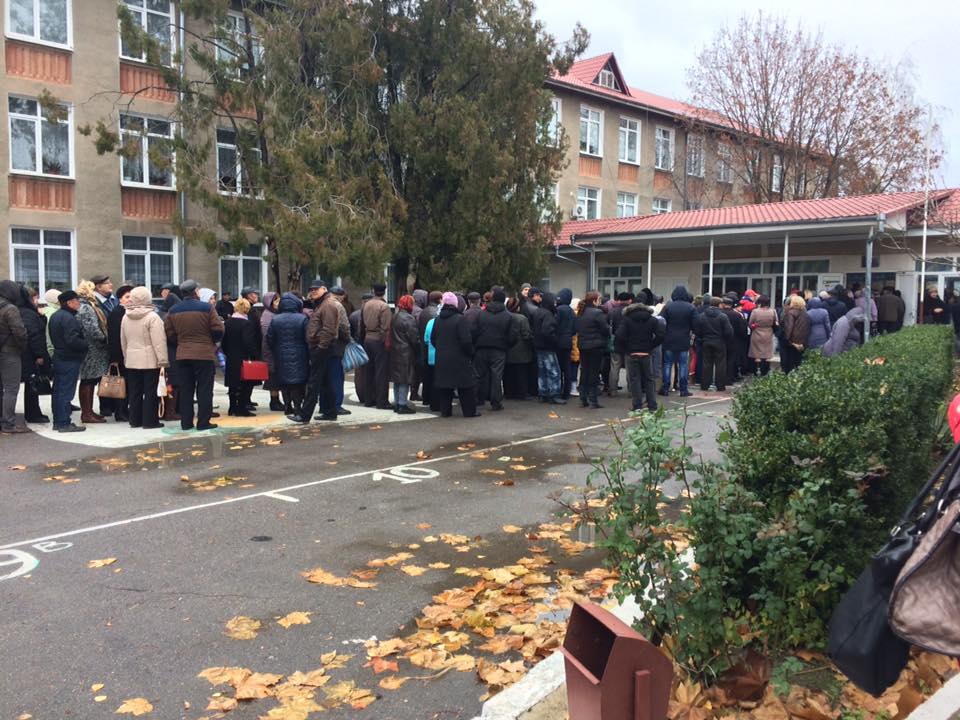 La secțiile de votare din Varniţa s-au format cozi de sute de persoane
