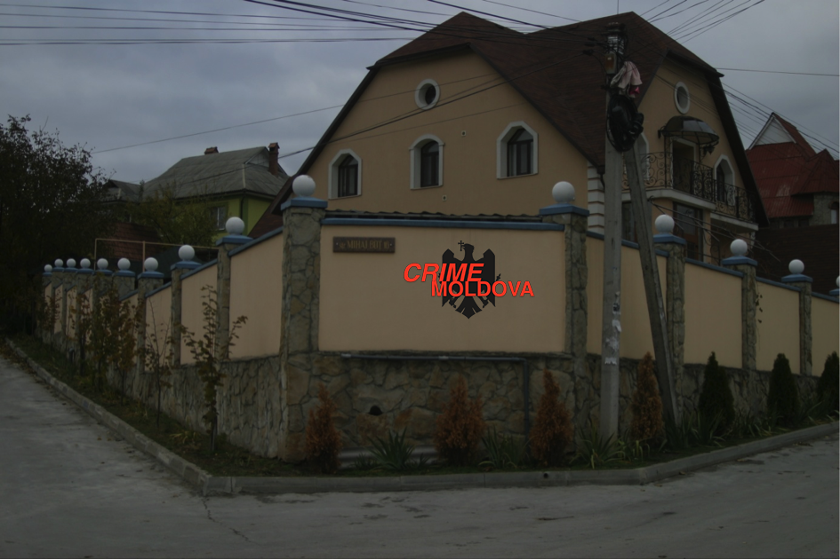 „Dumbrava minunată” la Trușeni. Luxul în care locuiesc procurori, poliţişti, guvernanţi şi un viceprimar învinuit de corupţie