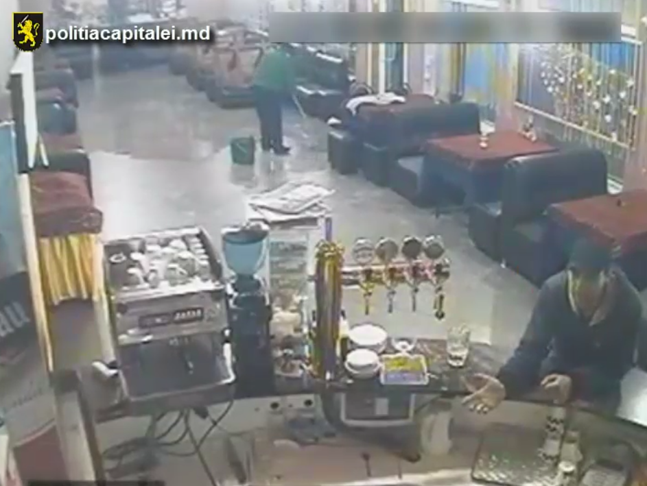 A furat un acordeon și un laptop dintr-un Mercedes. Un bărbat este căutat de poliție