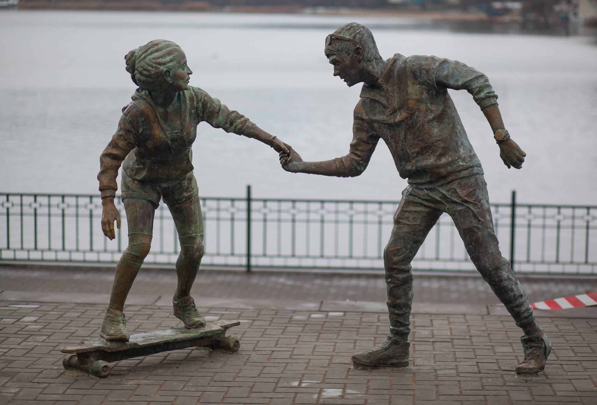 Te privesc în ochi. O nouă sculptură a apărut în Valea Morilor