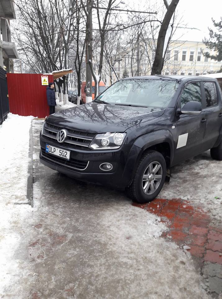 A parcat mașina pe întreg trotuarul: Pietonii sunt nevoiți să meargă pe gheață