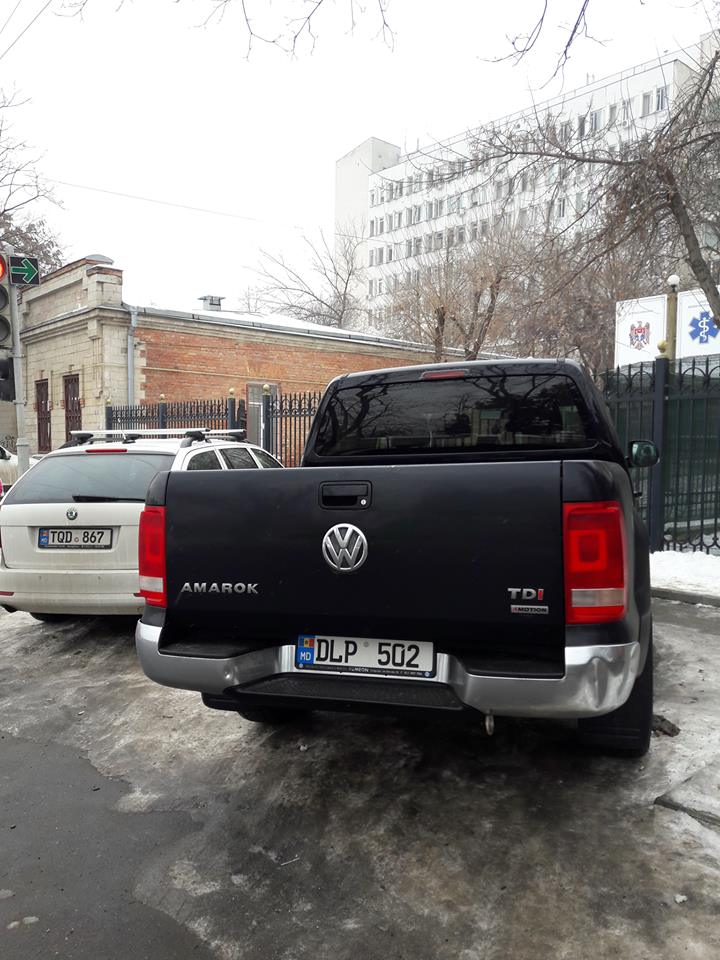 A parcat mașina pe întreg trotuarul: Pietonii sunt nevoiți să meargă pe gheață