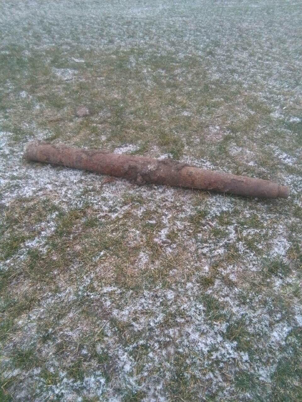 Un obiect din metal, asemănător cu un obuz, depistat de localnici în satul Cimișeni