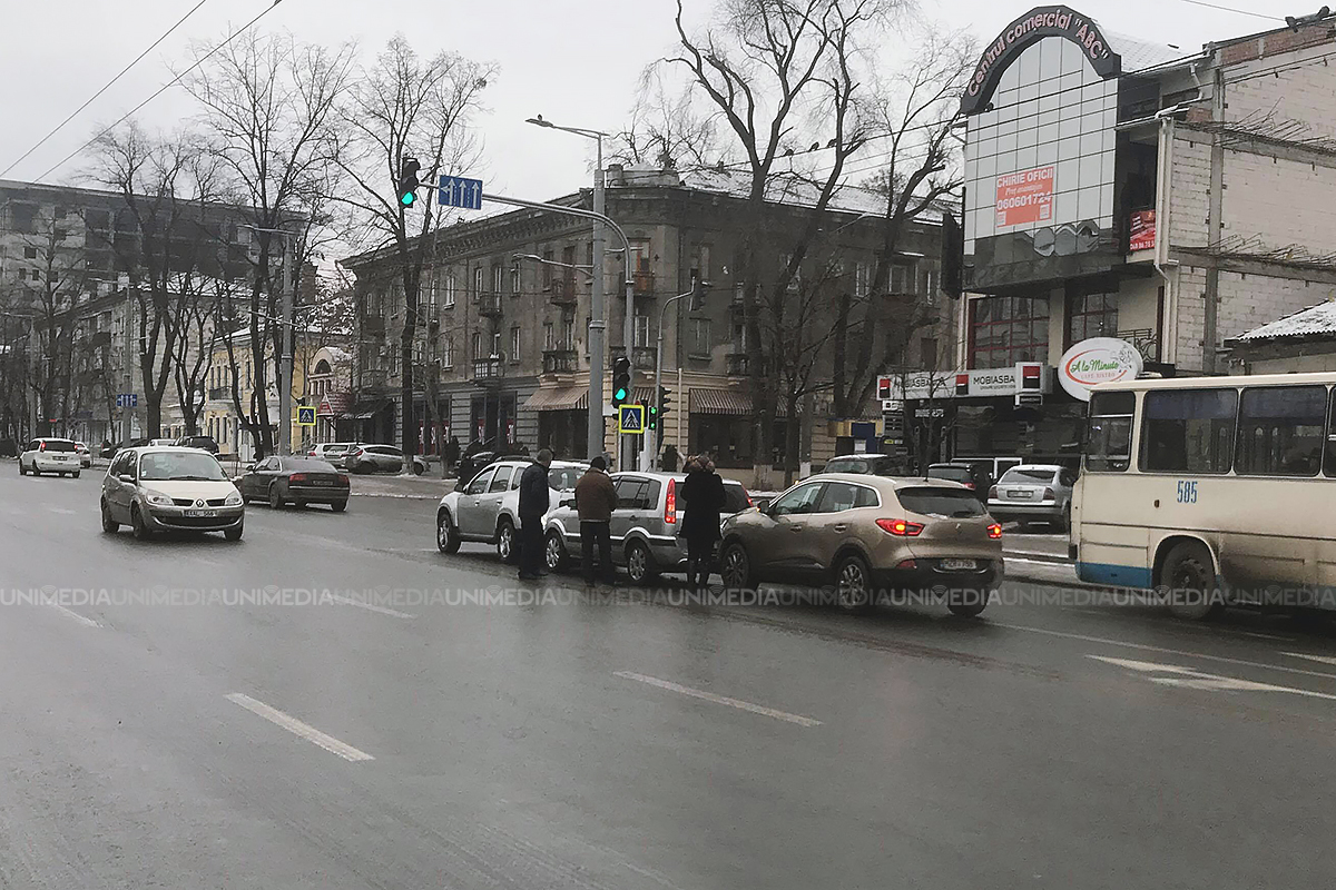 Accident în lanț pe Ștefan cel Mare: Trei mașini s-au ciocnit la semafor