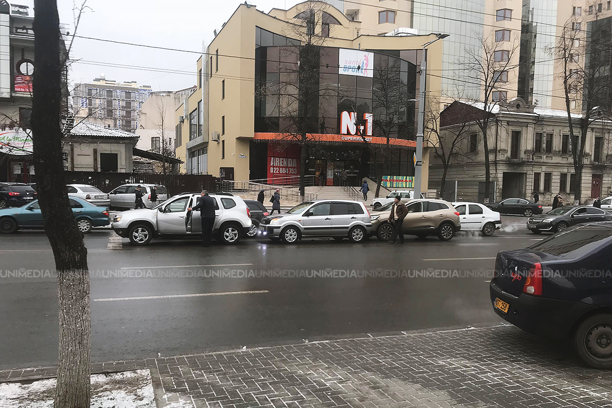 Accident în lanț pe Ștefan cel Mare: Trei mașini s-au ciocnit la semafor