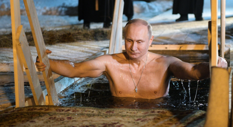 Bobotează 2018: Putin s-a scăldat în apă rece la miezul nopții