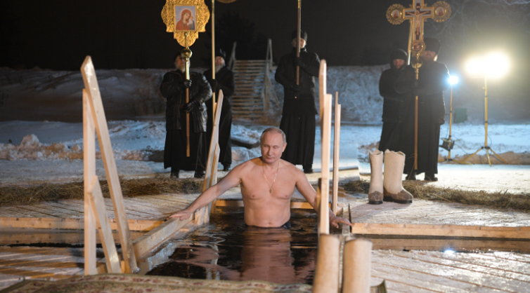 Bobotează 2018: Putin s-a scăldat în apă rece la miezul nopții